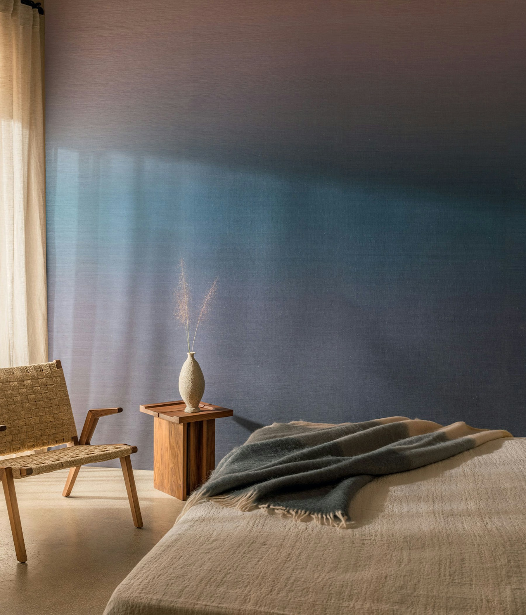 Chambre haut de gamme habillée d'un papier peint bleu profond Élitis