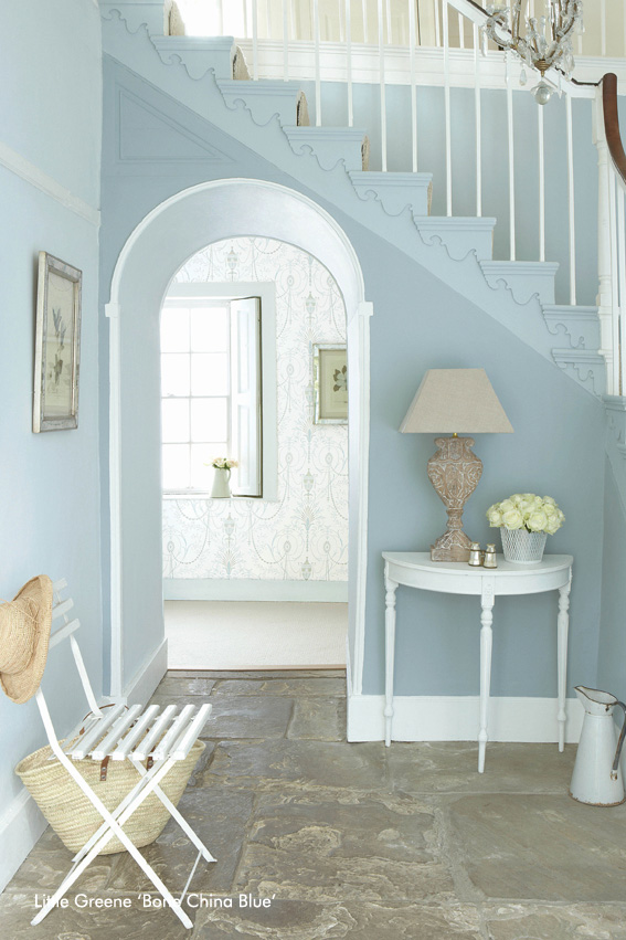 Entrée peinte en Bone China Blue de Little Greene, avec console et lampe