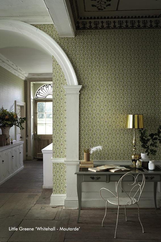 Entrée habillée du papier peint Whitehall coloris Moutarde de Little Greene